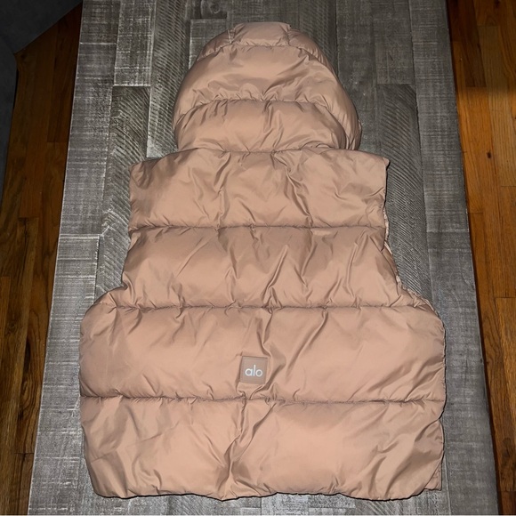Alo Gold Rush Puffer Vest - Picture 4 of 6